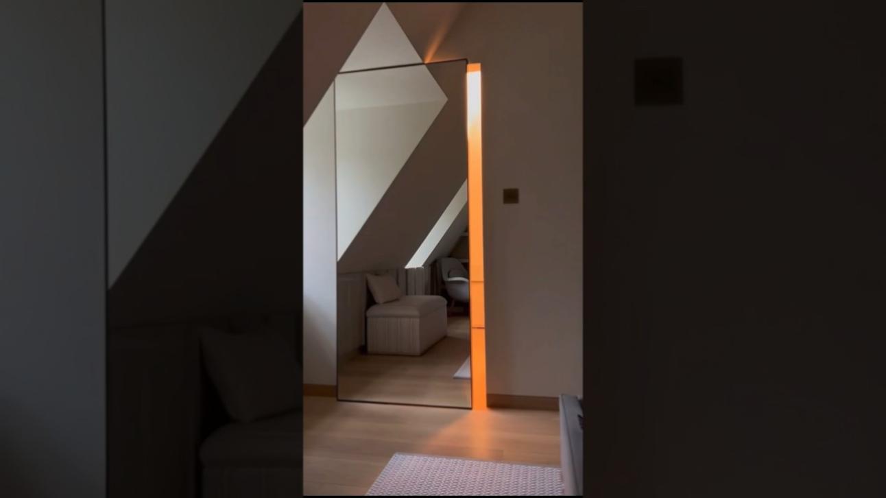 Как вам наша Раздвижная Магическая зеркальная дверь?