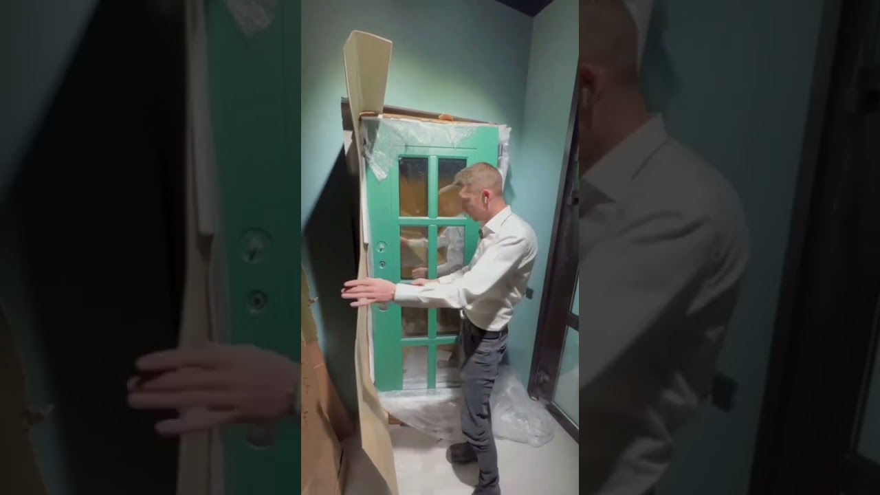  Двустворчатые двери для частного дома с остеклением и английской решеткой