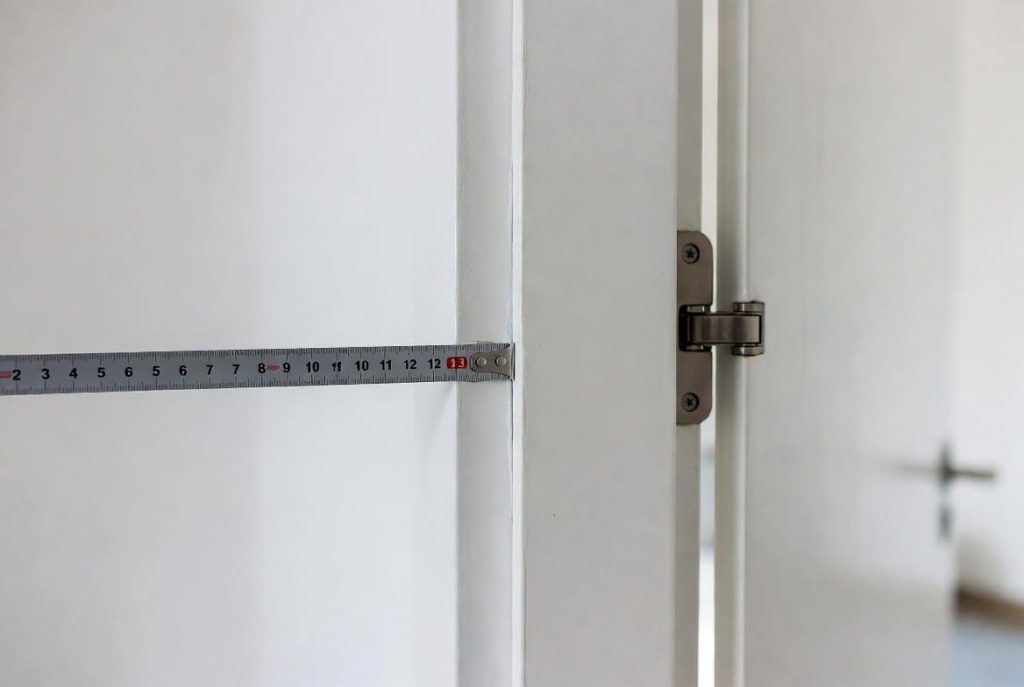 Первичный осмотр двери перед регулировкой